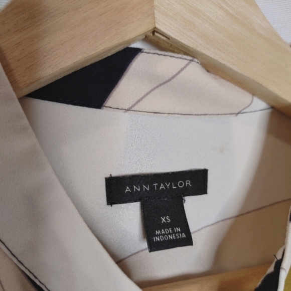 Ann Taylor Blouse Top Long Sleeve Button Front Abstract Cream.Bkue Pink XS - Picture 7 of 9